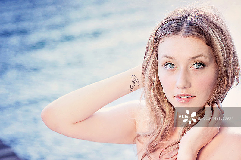 湖边的女孩图片素材