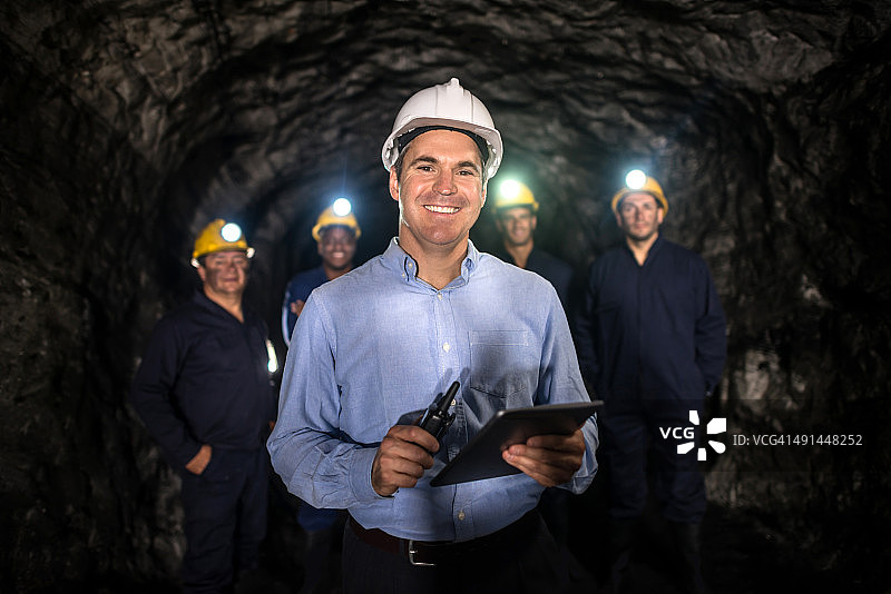 男人带领一群人在矿上工作图片素材