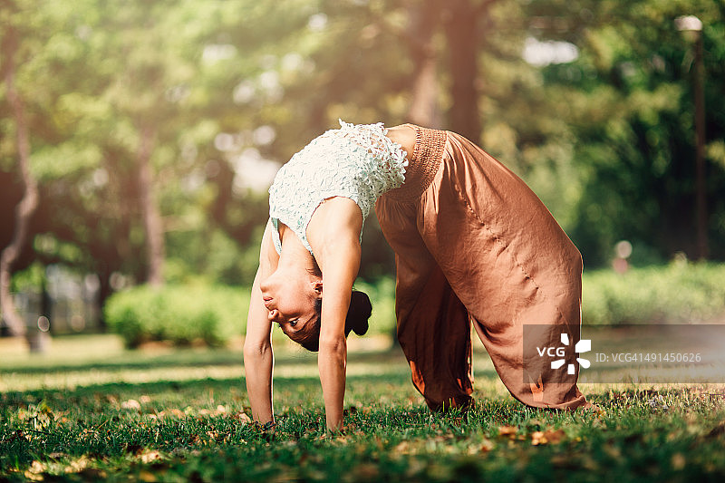 公园里的瑜伽图片素材