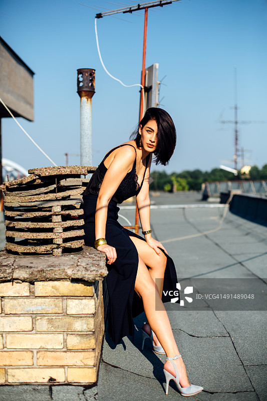 在屋顶上的时装模特图片素材