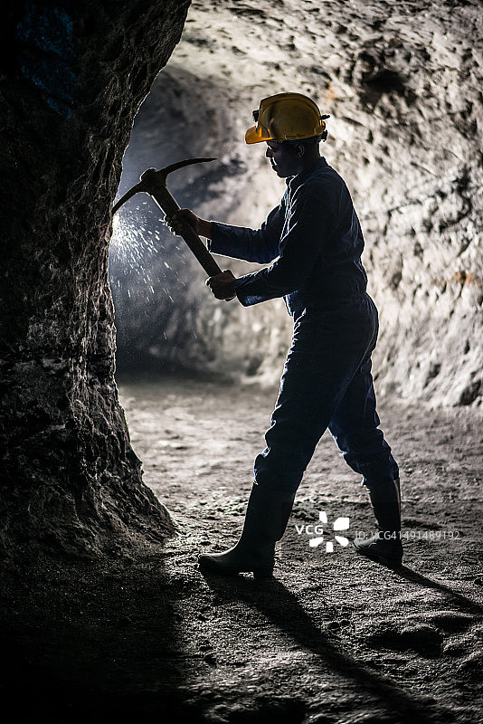 矿工在矿井工作图片素材