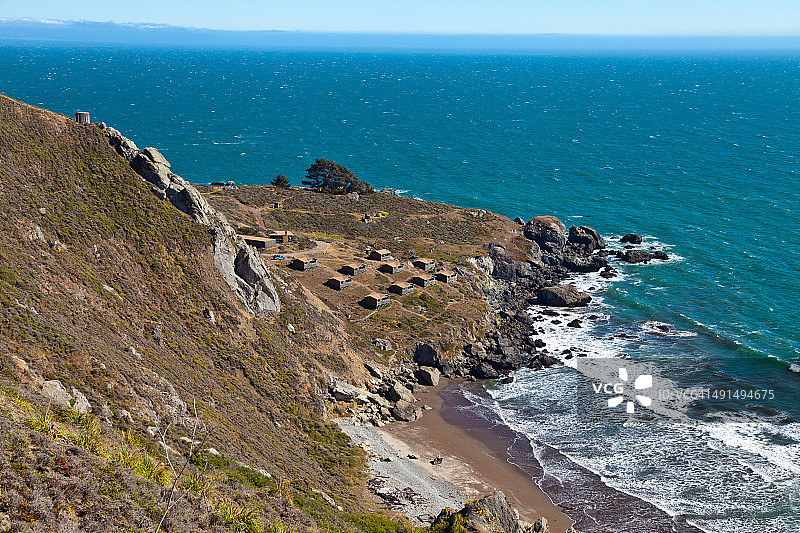 陡峭的峡谷小屋，位于加利福尼亚州斯廷森海滩图片素材