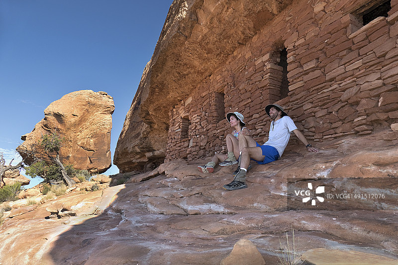 徒步者欣赏犹他州古代雪松台地普韦布洛遗址的景色图片素材