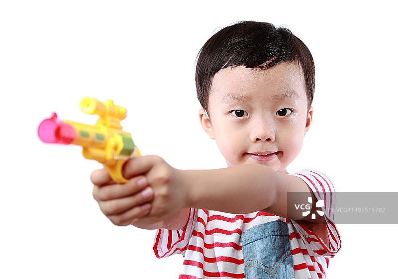 孩子们玩玩具枪图片素材