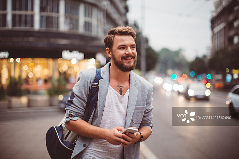 大城市街头的年轻人图片素材