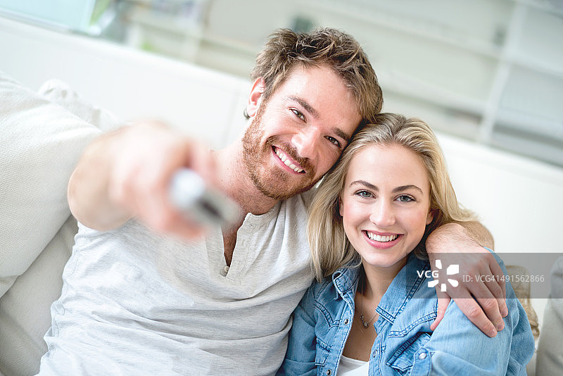 在家里看电视的恩爱情侣图片素材