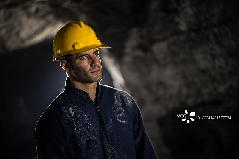 在矿山工作的拉丁美洲男人图片素材