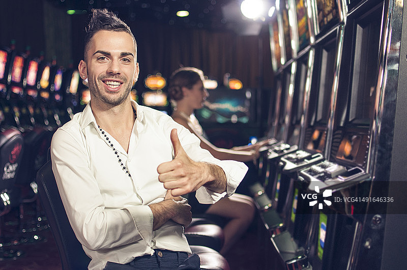在赌场竖起大拇指的幸运赌徒图片素材