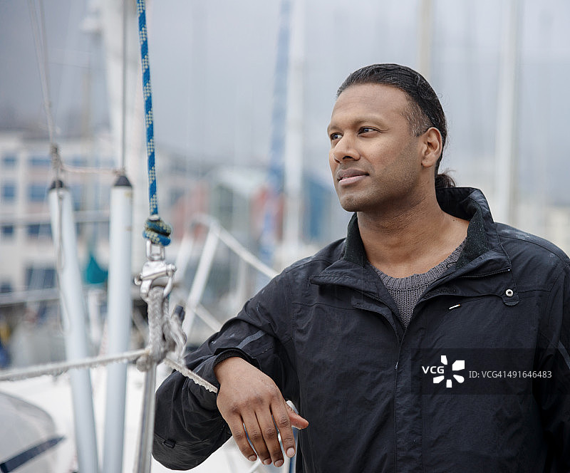 在码头的男人图片素材