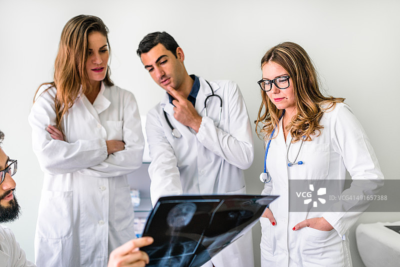 医生团队正在看X光片图片素材