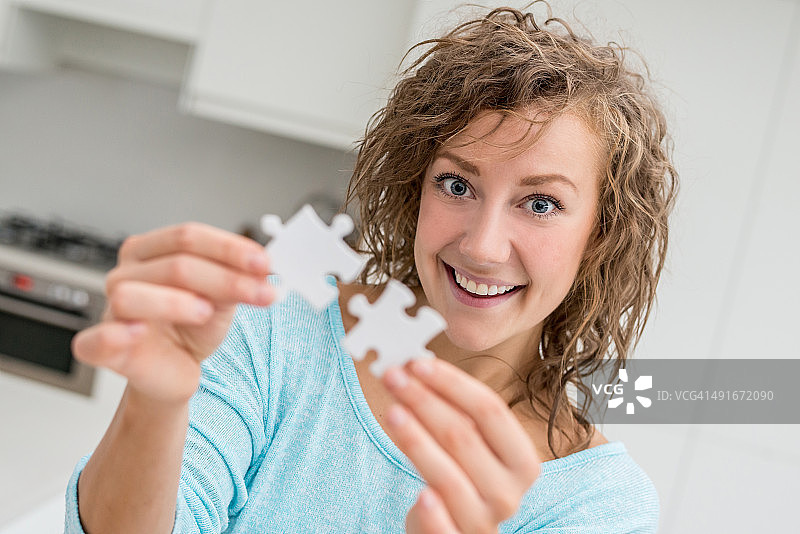 正在拼拼图的女人图片素材