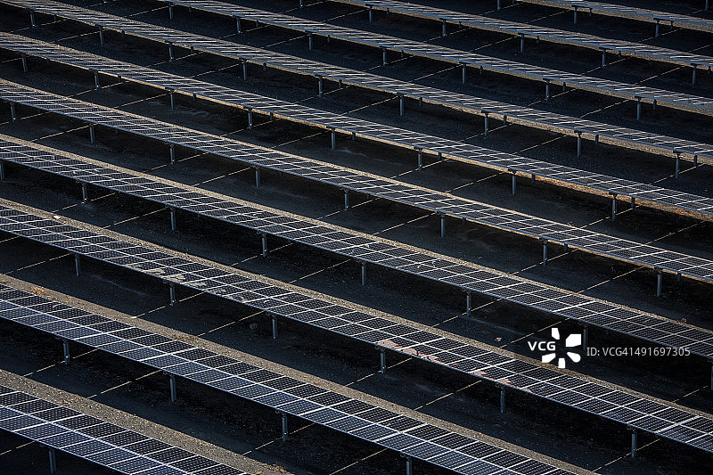 一排太阳能电池板图片素材