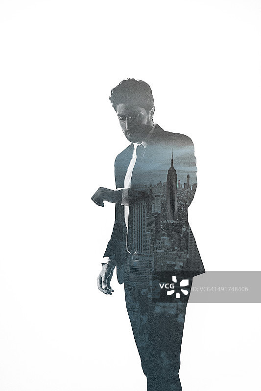 商务人士查看时间的双重曝光与城市景观图片素材