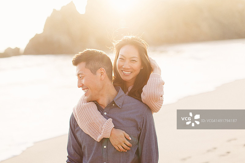 在海滩上拥抱的幸福情侣的肖像图片素材