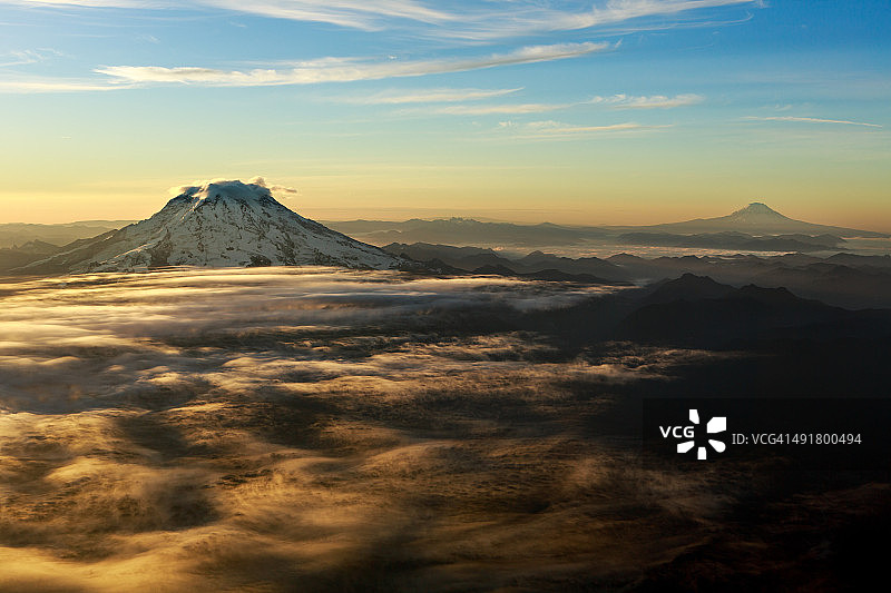 雷尼尔山日出图片素材