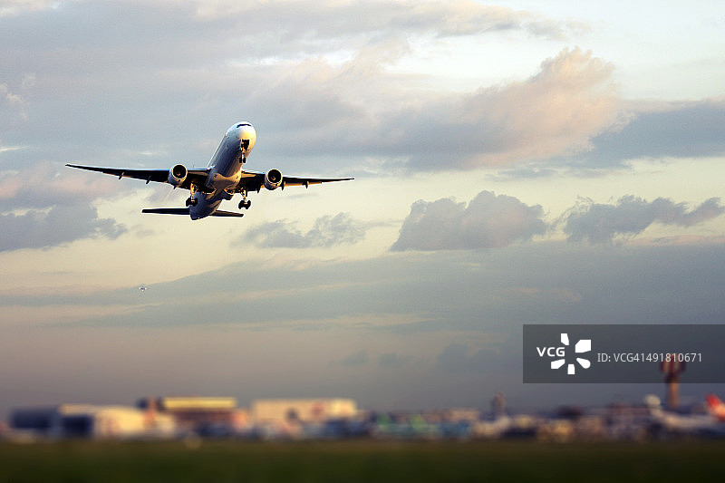 飞机起飞图片素材