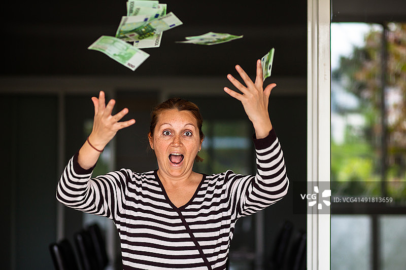 女人向空中撒钱图片素材
