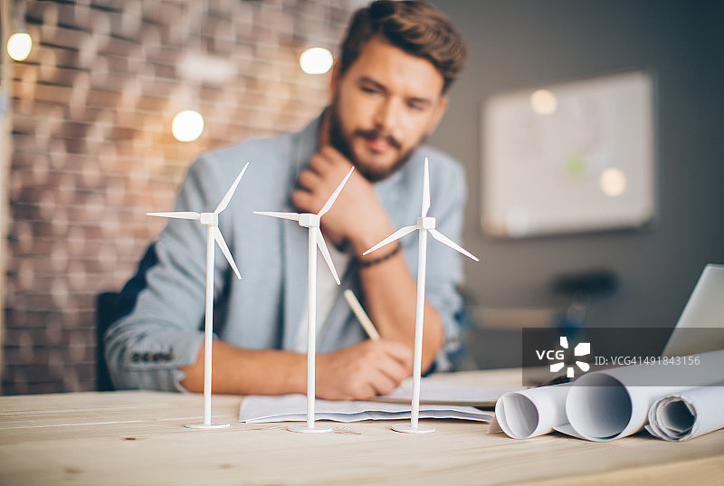 工程师进行项目演示图片素材