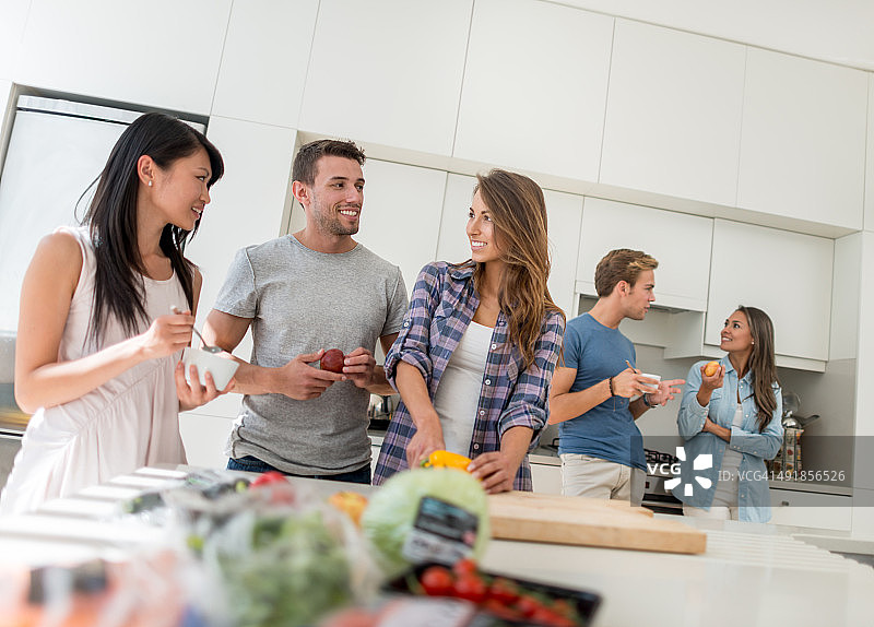 朋友们一起在家做饭图片素材