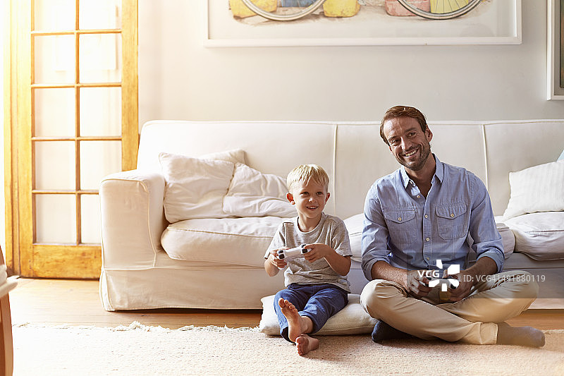 父子玩电子游戏图片素材