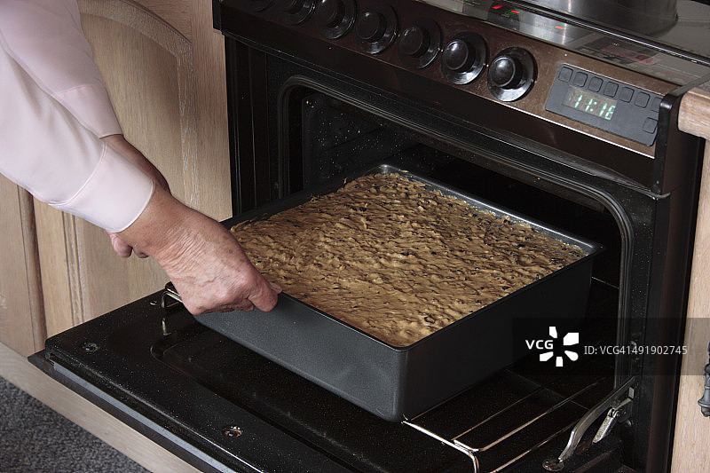 将婚礼蛋糕放入烤箱图片素材