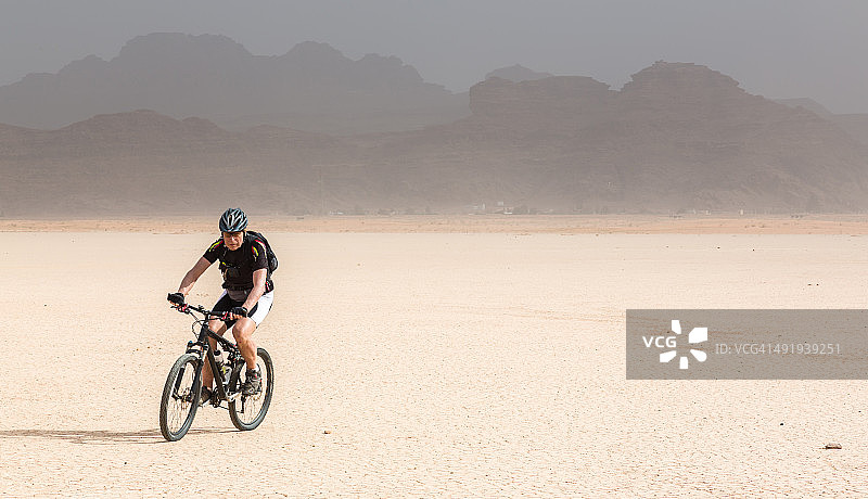 在约旦沙漠湖泊骑山地自行车图片素材