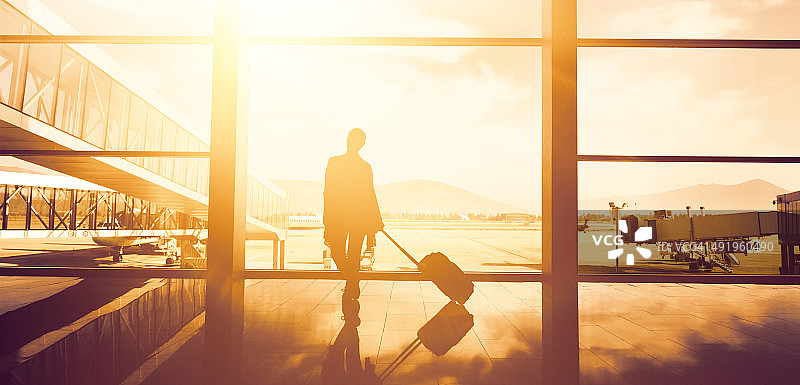 等待的旅行女人图片素材