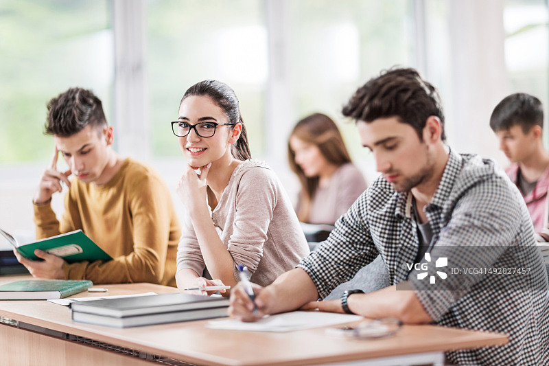快乐的大学生图片素材