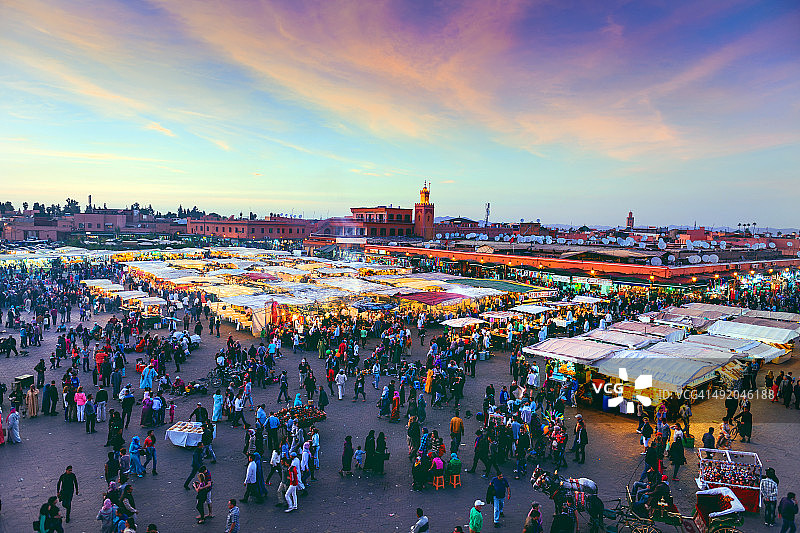 马拉喀什德吉玛广场与库图比亚清真寺的傍晚图片素材