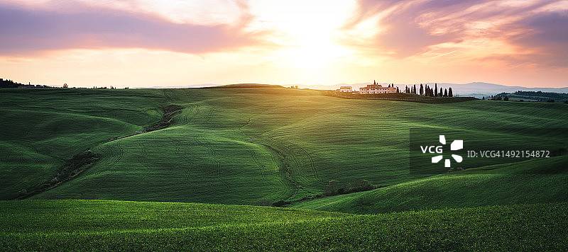 日落时分托斯卡纳的丘陵图片素材