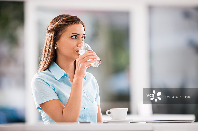 在咖啡馆喝水的女人图片素材