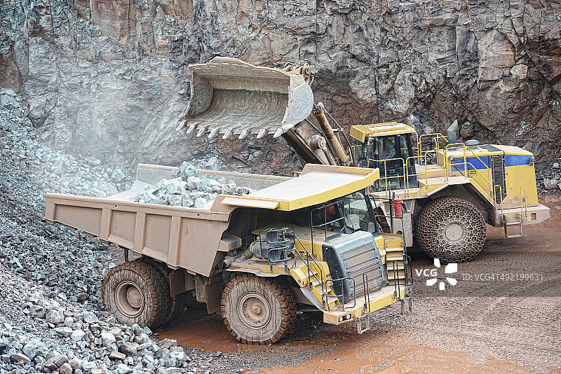 挖掘机装载自卸卡车表面矿图片素材