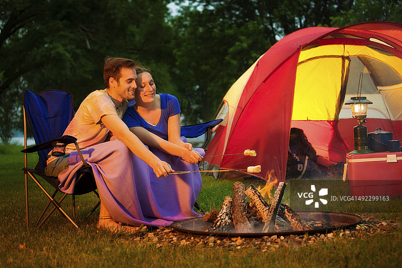 情侣在露营地度过傍晚图片素材