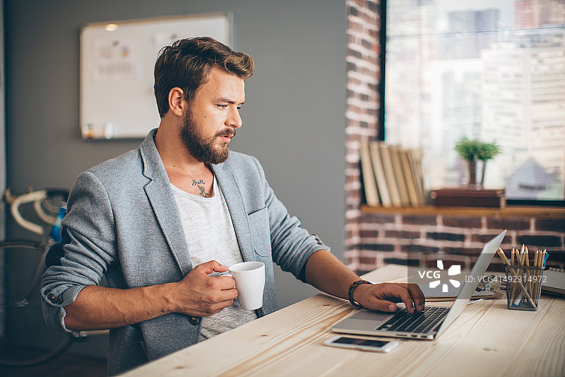 在现代办公室工作的人。图片素材