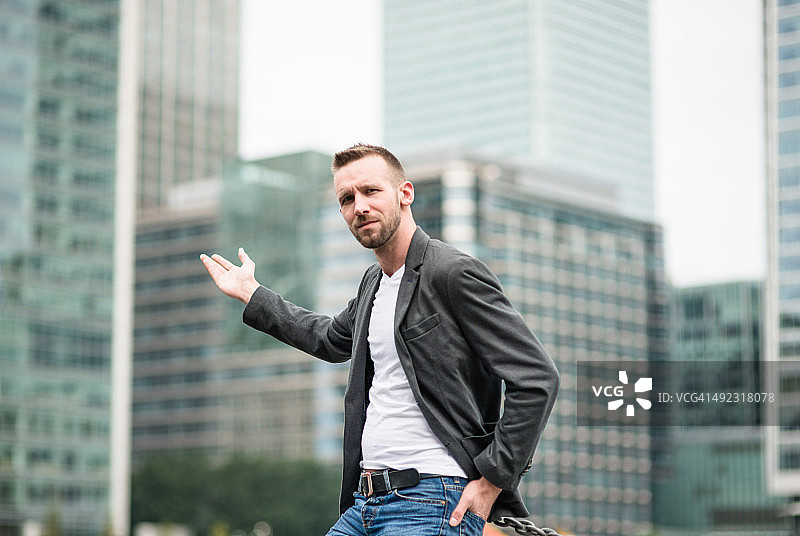 商人展示城市天际线图片素材