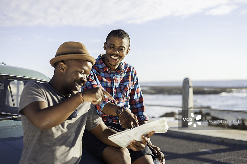 非洲时尚朋友在度假时看地图图片素材