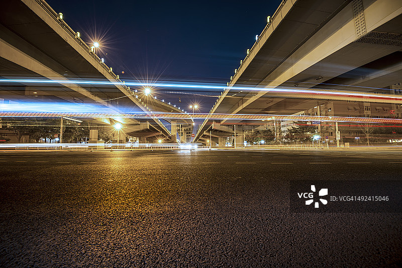 城市公路夜间交通图片素材