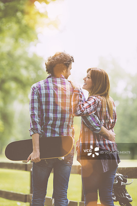 快乐情侣户外滑板和轮滑图片素材
