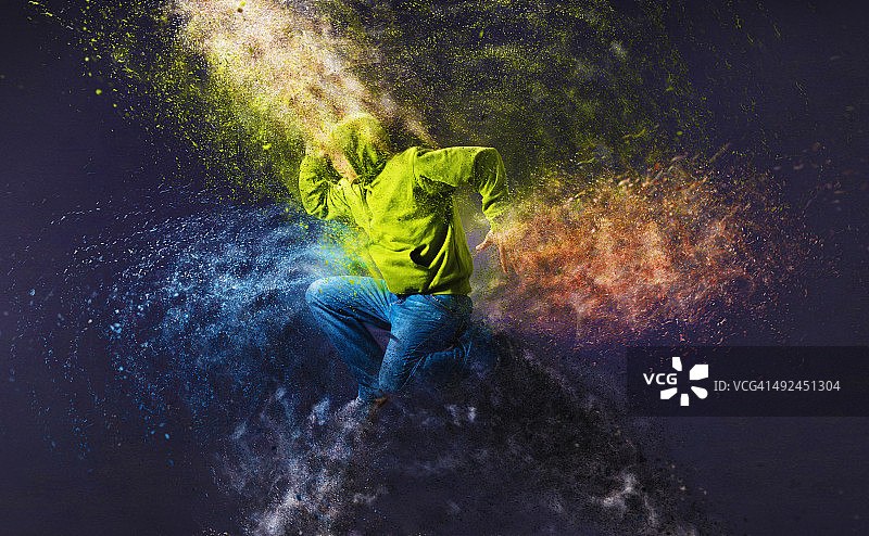 无法辨认的连帽衫嘻哈男舞者跳跃图片素材