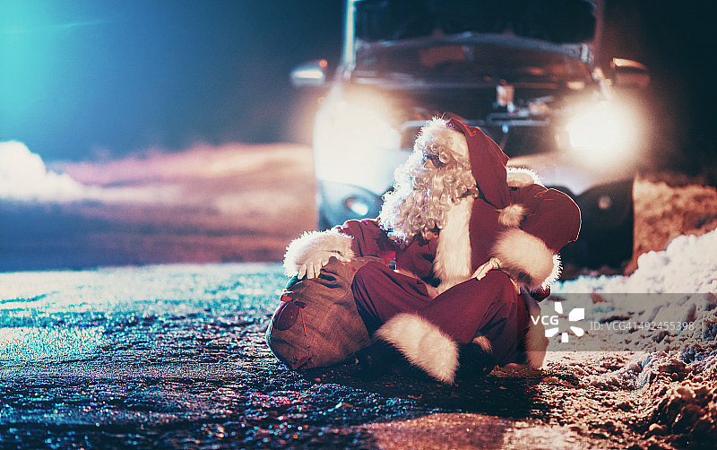 圣诞老人遇到汽车故障图片素材