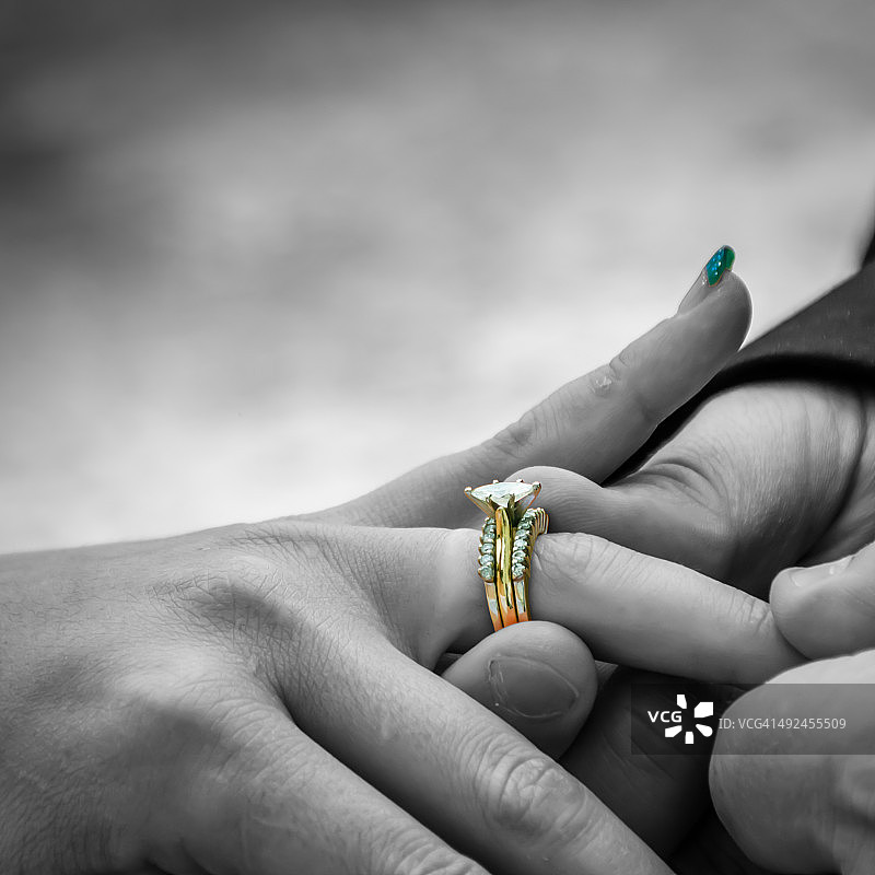 用这枚戒指...图片素材
