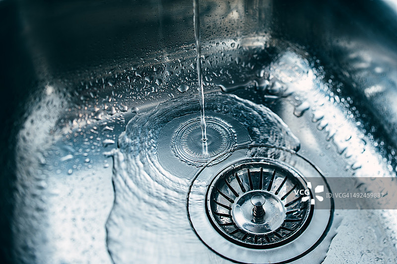 水龙头流出的水注入水槽图片素材