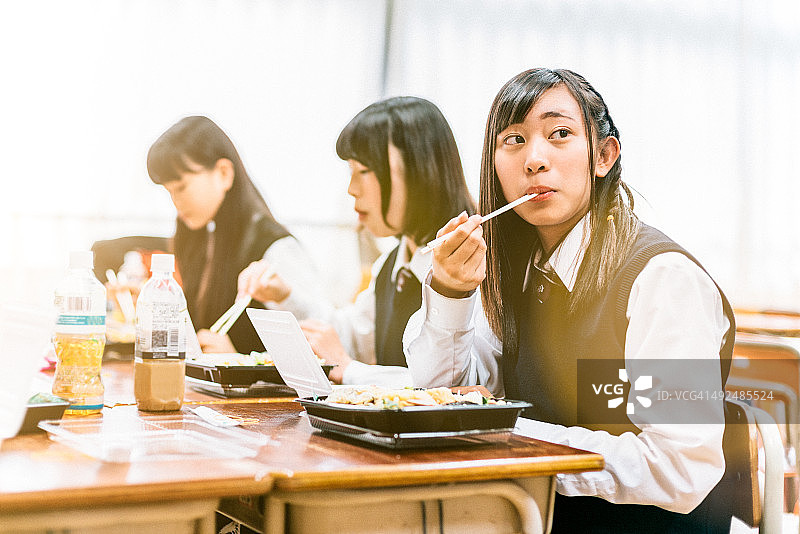 日本高中的午休时间图片素材