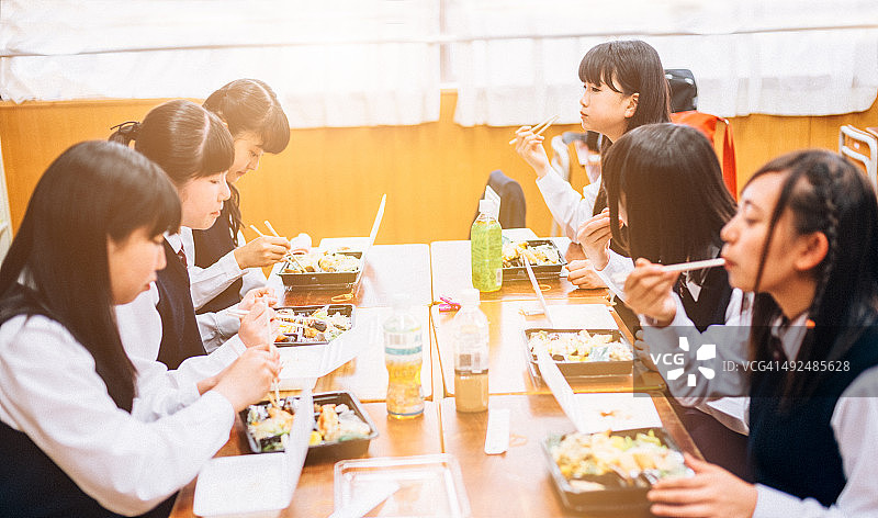 日本高中的午休时间图片素材