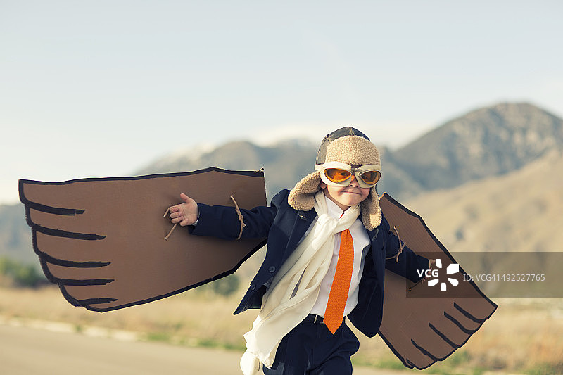 打扮成飞行员的年轻男商人图片素材