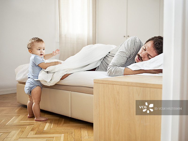 儿子叫醒父亲图片素材