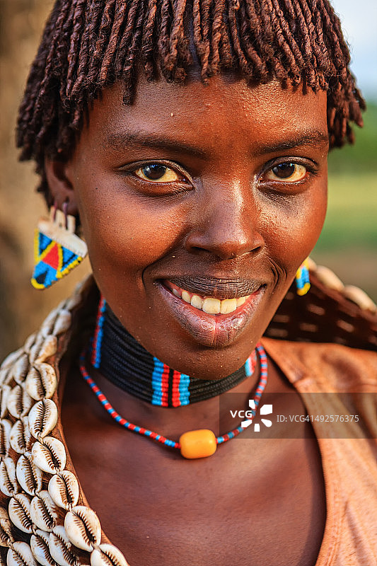 来自非洲埃塞俄比亚萨迈部落的妇女图片素材