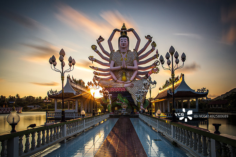 普拉莱姆寺日出时的佛像图片素材