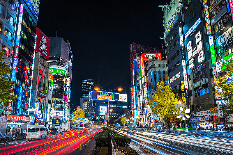 夜晚的东京新宿歌舞伎町交通景象图片素材