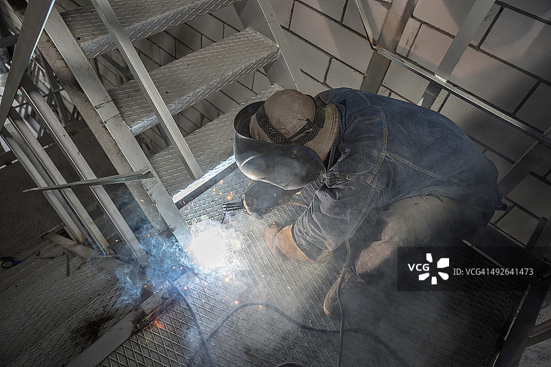 金属工业中的焊接工人图片素材